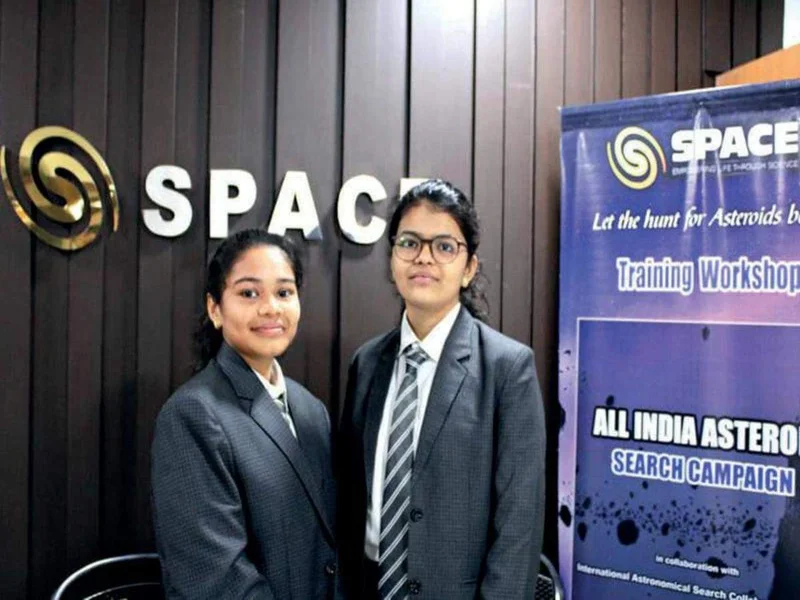 earth crossing meteor