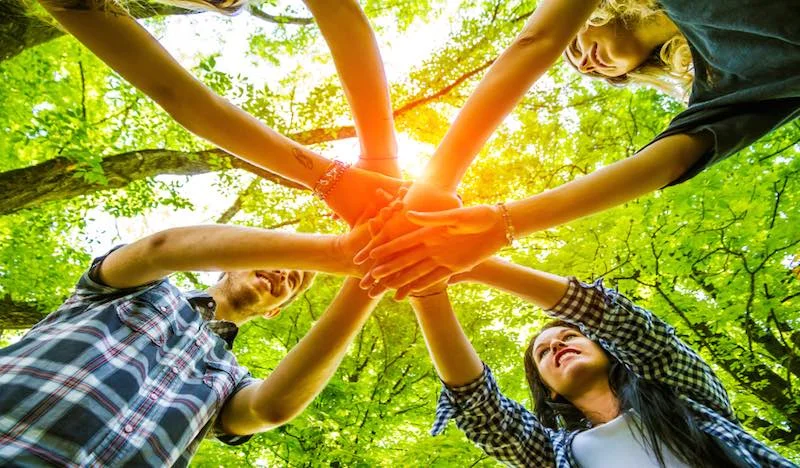 10 Team Building Games that Stimulate Cr