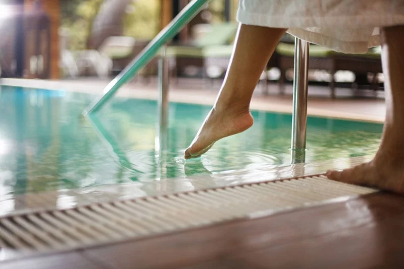 How To Overcome Swimming Fear: 5 Tips